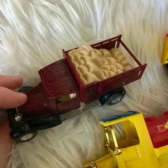 Reader’s Digest Collector’s Set of Classic Trucks – Vintage Die-Cast Vehicles - Picture 8 of 10